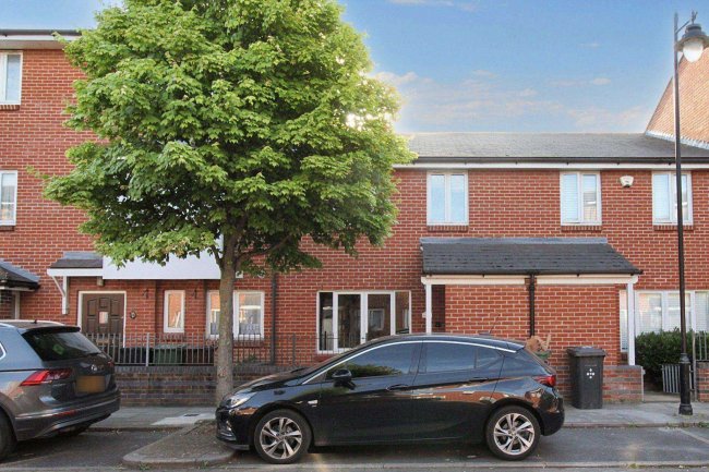 7 Heather Road, Chingford, London, E4 8YX 6