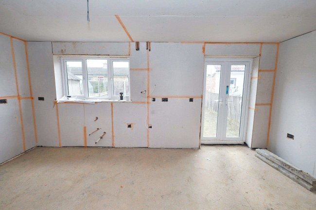 77 Meadowcroft, Aylesbury, Buckinghamshire, HP19 9LP 1