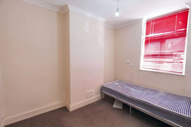 28a Goresbrook Road, Dagenham, Essex, RM9 6UR 9