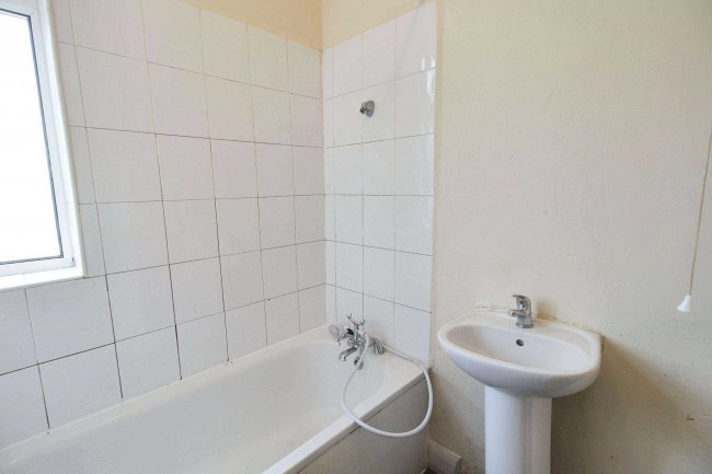 28a Goresbrook Road, Dagenham, Essex, RM9 6UR 9