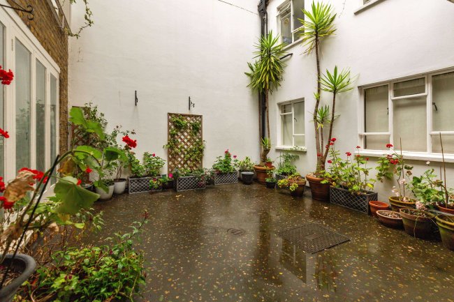 Flat 6, 55 Great Cumberland Place, London W1H 7LJ 4