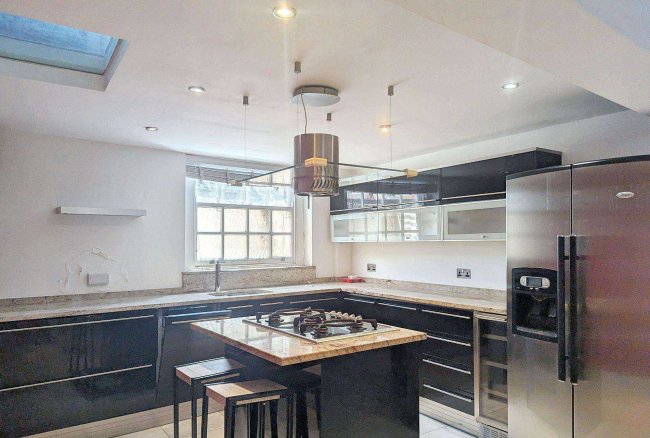 68 Southwark Bridge Road, London SE1 0AS 2