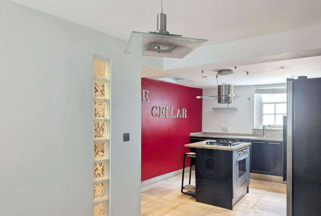 68 Southwark Bridge Road, London SE1 0AS 2