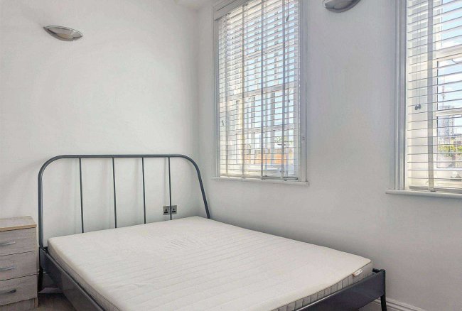 68 Southwark Bridge Road, London SE1 0AS 2