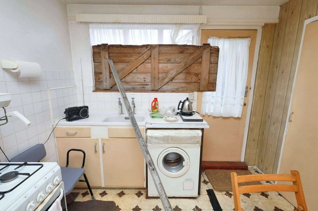 122 Jeremys Green, Edmonton, London, N18 2ND 8