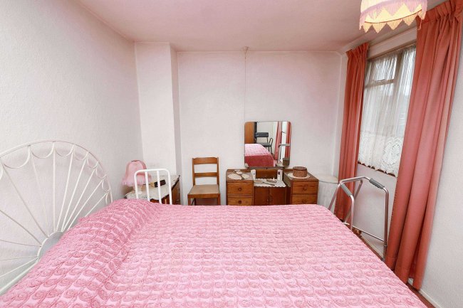 122 Jeremys Green, Edmonton, London, N18 2ND 8