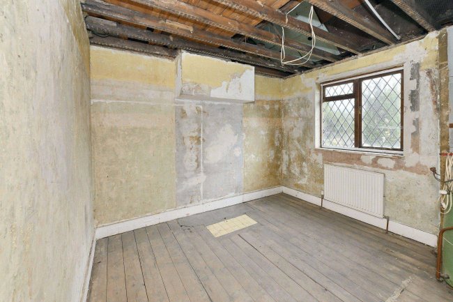 10 Tysoe Avenue, Enfield, Middlesex, EN3 6DY 2