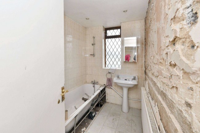 10 Tysoe Avenue, Enfield, Middlesex, EN3 6DY 2