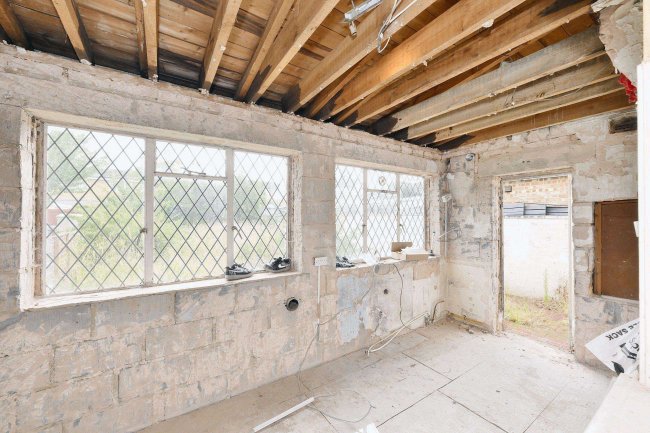 10 Tysoe Avenue, Enfield, Middlesex, EN3 6DY 2