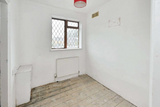 10 Tysoe Avenue, Enfield, Middlesex, EN3 6DY 2