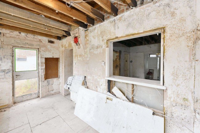 10 Tysoe Avenue, Enfield, Middlesex, EN3 6DY 2