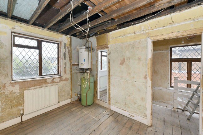 10 Tysoe Avenue, Enfield, Middlesex, EN3 6DY 2