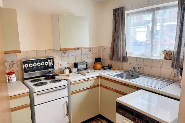 28 Gauntlett Road, Sutton, Surrey, SM1 4RY 4