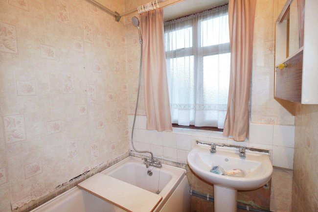 17a Lancelot Road, Hainault, Ilford, IG6 3BE 9