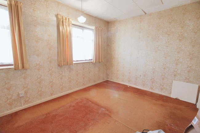 17a Lancelot Road, Hainault, Ilford, IG6 3BE 9