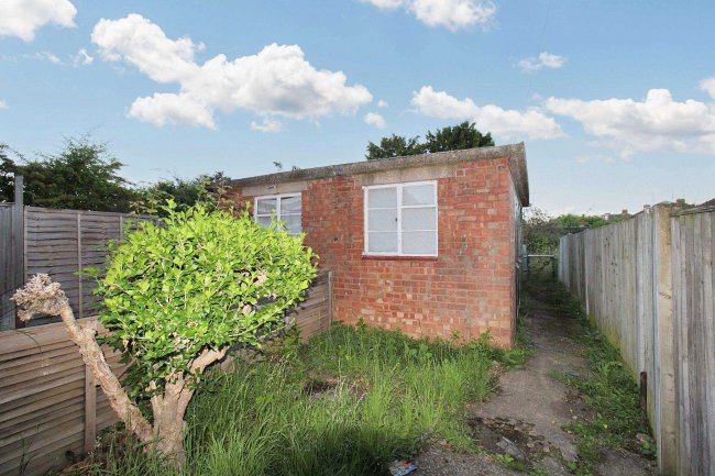 17a Lancelot Road, Hainault, Ilford, IG6 3BE 9