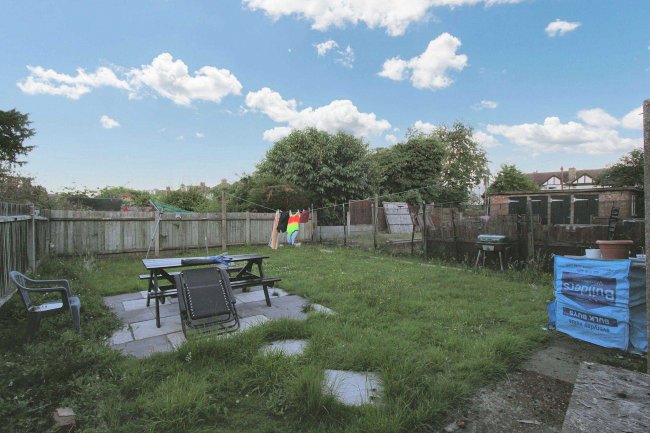 17a Lancelot Road, Hainault, Ilford, IG6 3BE 9