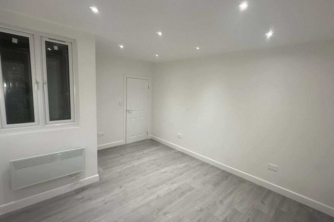 365 West Barnes Lane, New Malden, Greater London KT3 6JF 6