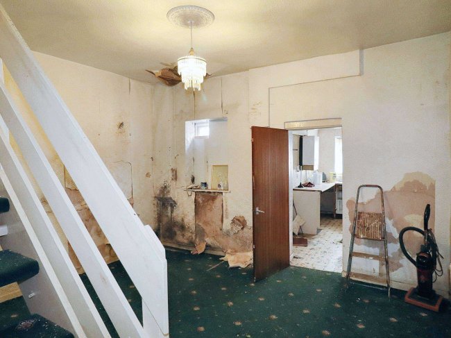 41 Bond Street, Bury, BL9 7BE 10