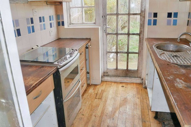 2 Leas Close, Chessington, Surrey, KT9 2EQ 7