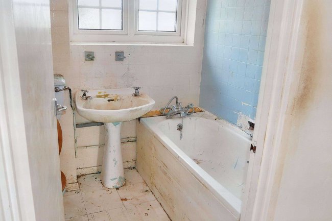 2 Leas Close, Chessington, Surrey, KT9 2EQ 7