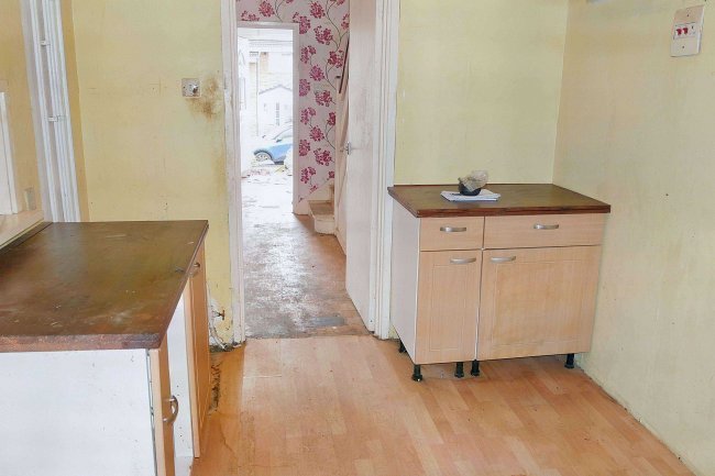 2 Leas Close, Chessington, Surrey, KT9 2EQ 7