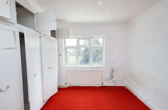 28 Overton Drive, Romford, Essex, RM6 4EH 4