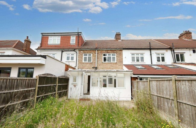 28 Overton Drive, Romford, Essex, RM6 4EH 4