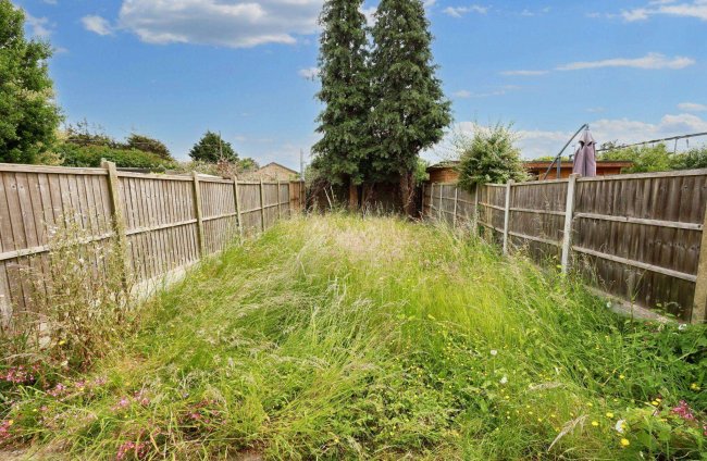 28 Overton Drive, Romford, Essex, RM6 4EH 4