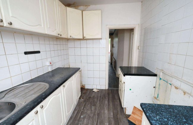 28 Overton Drive, Romford, Essex, RM6 4EH 4