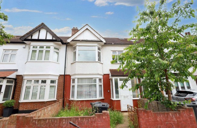 28 Overton Drive, Romford, Essex, RM6 4EH 4