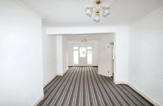 28 Overton Drive, Romford, Essex, RM6 4EH 4