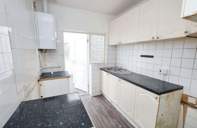 28 Overton Drive, Romford, Essex, RM6 4EH 4