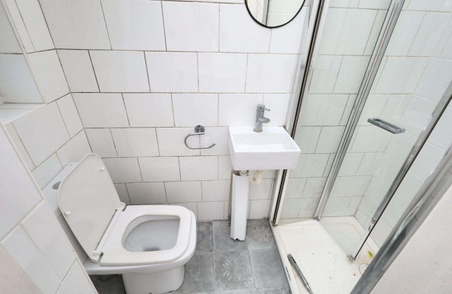 28 Overton Drive, Romford, Essex, RM6 4EH 4