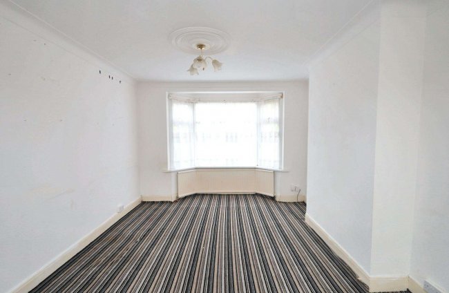 28 Overton Drive, Romford, Essex, RM6 4EH 4