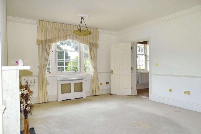 Flat 1 Sandown House, 1 High Street, Esher, KT10 9SL 6