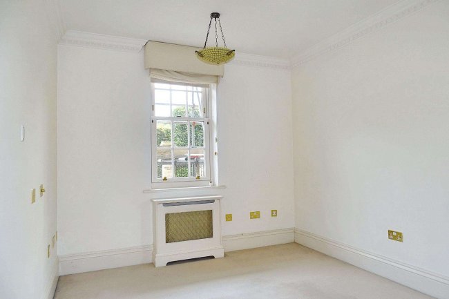 Flat 1 Sandown House, 1 High Street, Esher, KT10 9SL 6