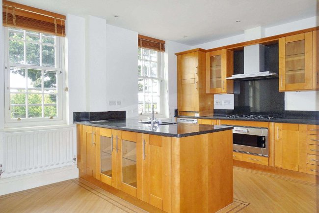 Flat 1 Sandown House, 1 High Street, Esher, KT10 9SL 6