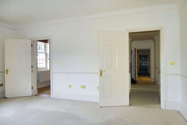 Flat 1 Sandown House, 1 High Street, Esher, KT10 9SL 6