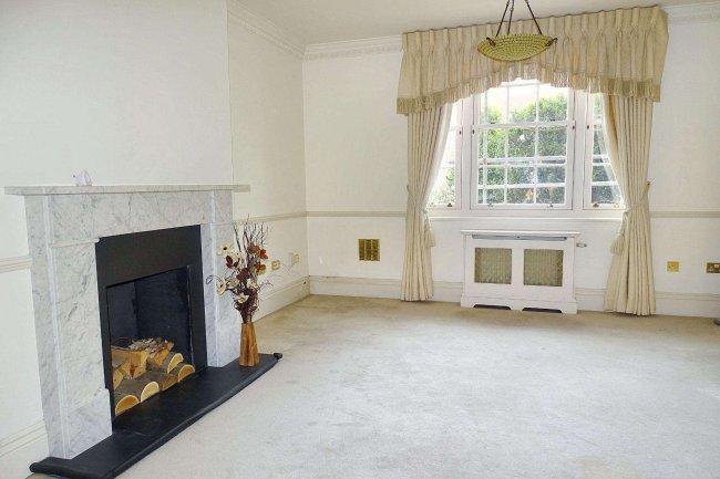 Flat 1 Sandown House, 1 High Street, Esher, KT10 9SL 6