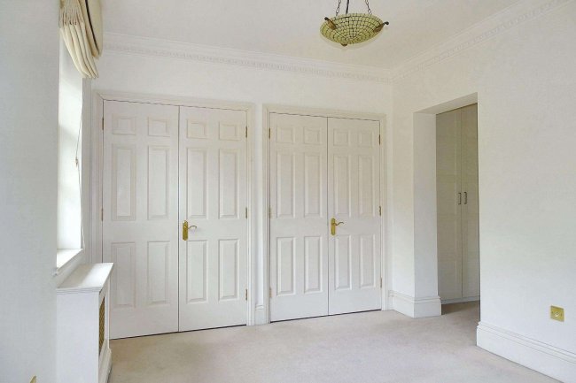 Flat 1 Sandown House, 1 High Street, Esher, KT10 9SL 6