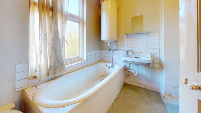 33 Coulton Avenue, Northfleet, Gravesend, Kent, DA11 8DZ 2