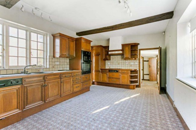 Bell Farmhouse, Wexham Park Lane, Wexham, Slough, Buckinghamshire, SL3 6LX 9