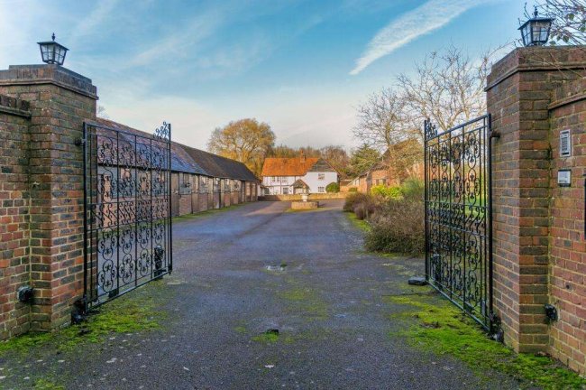 Bell Farmhouse, Wexham Park Lane, Wexham, Slough, Buckinghamshire, SL3 6LX 9