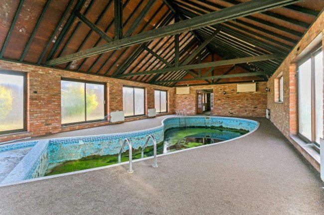 Bell Farmhouse, Wexham Park Lane, Wexham, Slough, Buckinghamshire, SL3 6LX 9