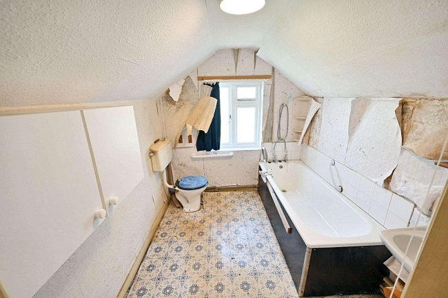 16 Trindles Road, South Nutfield, Surrey, RH1 4JN 6