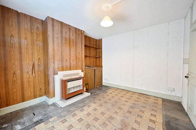 16 Trindles Road, South Nutfield, Surrey, RH1 4JN 6