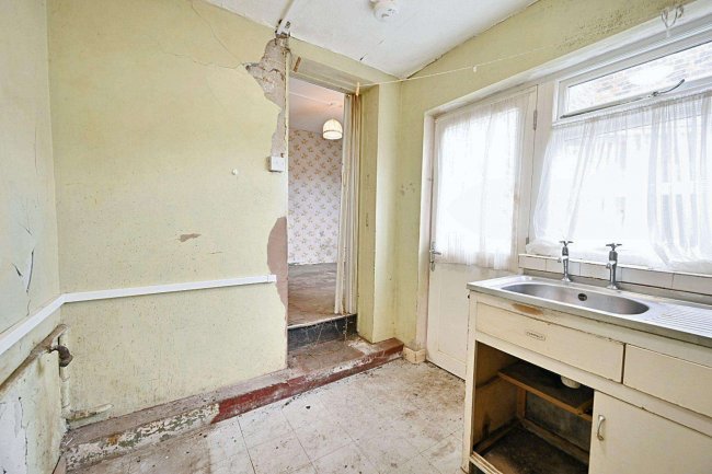 16 Trindles Road, South Nutfield, Surrey, RH1 4JN 6