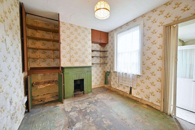 16 Trindles Road, South Nutfield, Surrey, RH1 4JN 6