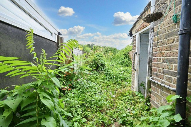 16 Trindles Road, South Nutfield, Surrey, RH1 4JN 6